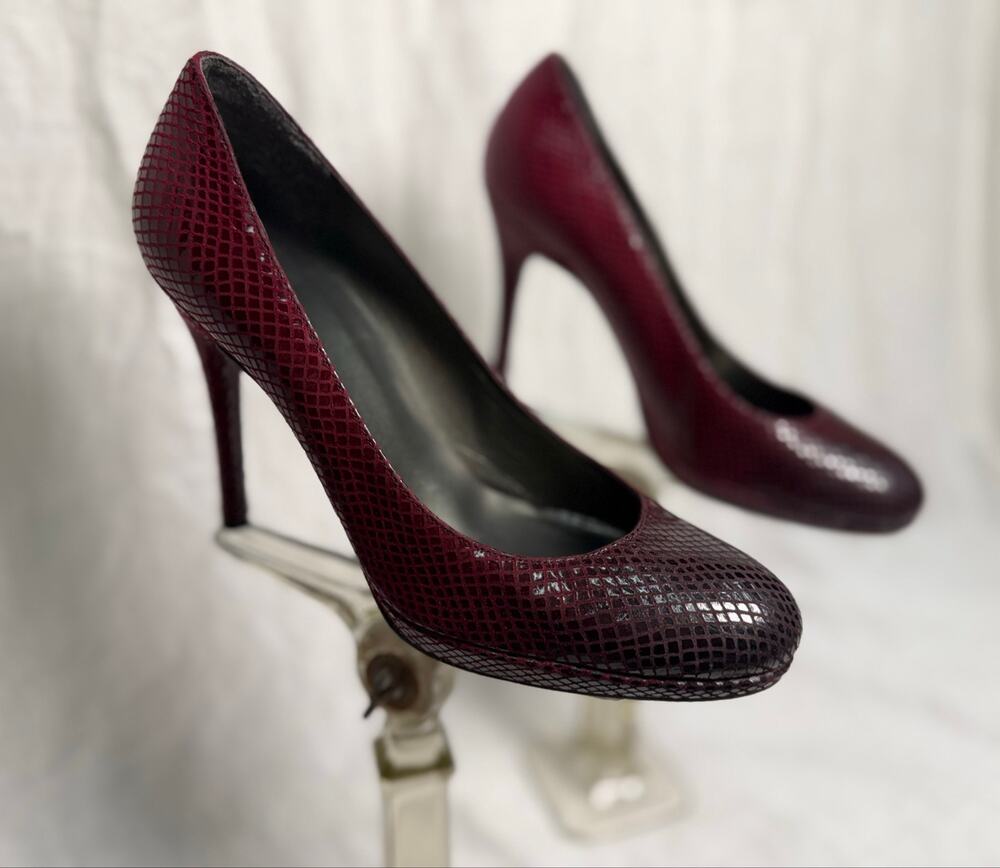 Vintage Stuart Weitzman Burgundy Python Embossed Leather Pumps Stilettos
Wine
9